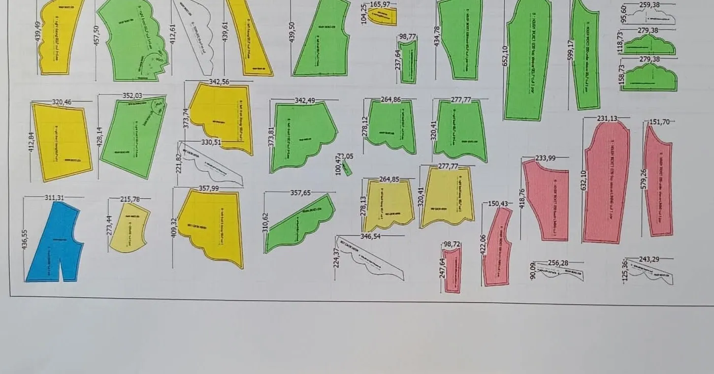 Printed technical sheet with a garment's pattern pieces and measurements